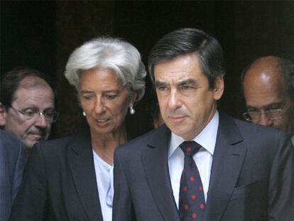 Fillon y su ministra de Economía, Christine Lagarde, tras la reunión.