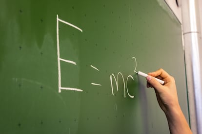 La fórmula E=mc2 escrita en un pizarrón.