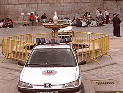 Varios jóvenes (al fondo) protestaban ayer contra la presencia de agentes de policía en la plaza de los Carros.