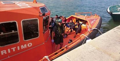 El barco de salvamento mar&iacute;timo con los rescatados. 