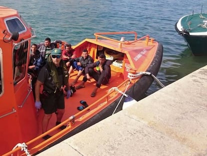 El barco de salvamento marítimo con los rescatados.