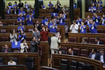 Los diputados de Unidos Podemos, con camisetas azules en las que se podía leer la reivindicación "Agua 100 % pública", durante un Pleno del Congreso.