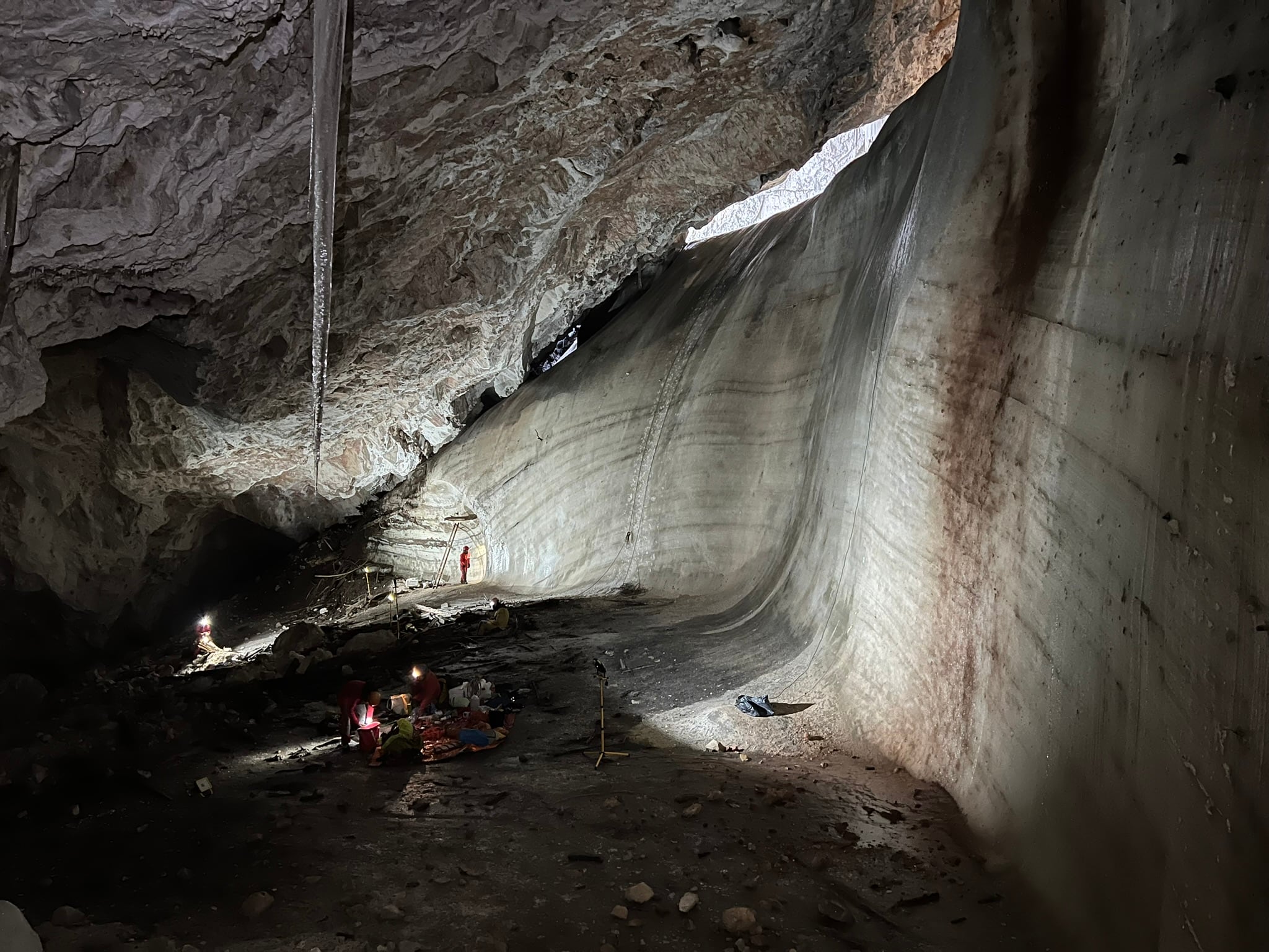 Interior de la cueva de Scarisoara, en Rumanía.
