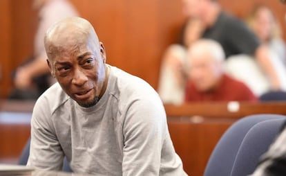 El jardinero Dewayne Johnson (arriba) se enfrentó a Monsanto por un pesticida.