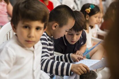 Dos niños consultan el programa durante el acto de inauguración este viernes.