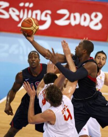 Wade entra a canasta en la final de Pekín 2008 contra España.