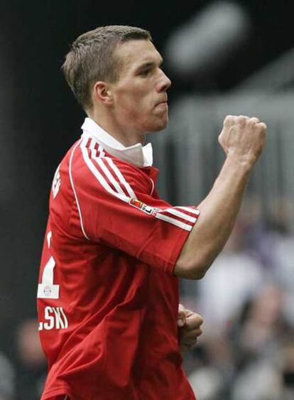 Lukas Podolski, del Bayern, celebra un gol.