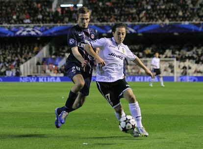 El defensa mexicano del Valencia de 26 años José Andrés Guardado hizo su incursión en el fútbol español en el 2007 en el Deportivo, donde permaneció hasta 2012, cuando fichó por el Valencia. En la imagen, Guardado trata de zafarse del jugador del PSG Clement Chantome en el partido de ida de octavos de final de la Liga de Campeones el pasado 12 de febrero.