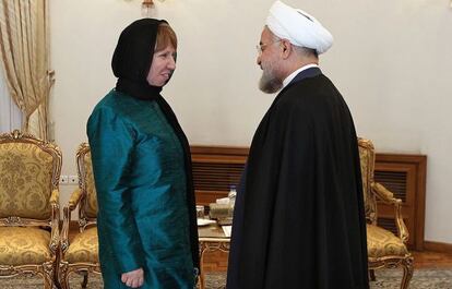 Rohani recebe Ashton, em foto divulgada pela presidência.