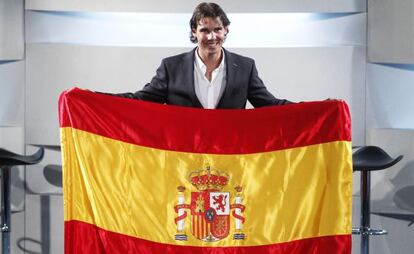 Nadal con la bandera que iba a portar en la inauguración.