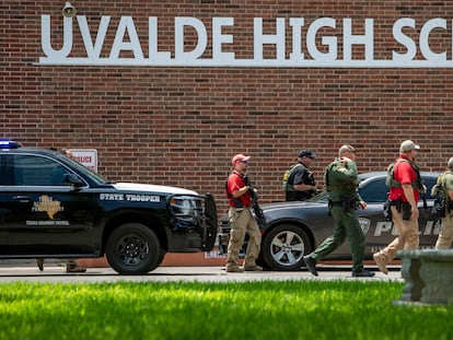 Personal de seguridad en el exterior del instituto de Uvalde, cerca de la escuela primaria, tras el tiroteo en Texas.