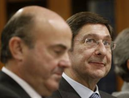 El ministro de Economía, Luís de Guindos (izda.) y el presidente de Bankia, José Ignacio Goirigolzarri (dcha.). EFE/Archivo