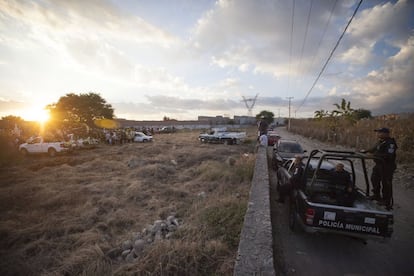 Elementos de la Policía Municipal custodian el entierro de Gisela Mota en el panteón de Pueblo Viejo, Temixco.