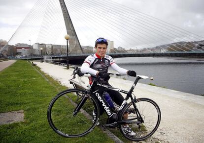 Javier G&oacute;mez Noya, triatleta ol&iacute;mpico, posando en 2008 en el puente de los tirantes, en Pontevedra. / LALO R. VILLAR
