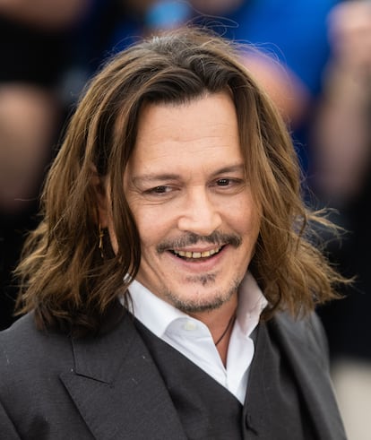 El actor de Piratas del Caribe Johnny Depp fue la figura más controvertida de la pasada edición del festival. Su presencia en el certamen, con motivo del estreno de la película 'Jeanne du Barry', fue muy contestada por ser su primer estreno desde su litigio por malos tratos a la que fuera su expareja, la también actriz Amber Heard. Además, su aspecto físico también acaparó titulares y tuits virales: varios medios se hicieron eco de su cuestionable higiene dental, luciendo un color marrón en su dentadura que fue calificado de “repulsivo”.