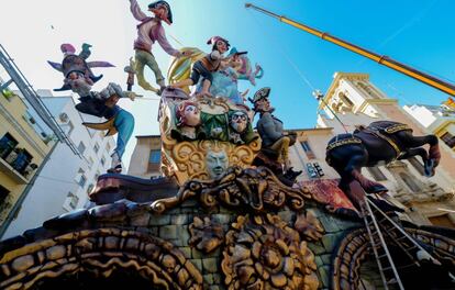 Una grua sitúa una figura que representa un caballo de la falla 'Plaza del Pilar' durante la celebración de las Fallas en Valencia, el 14 de marzo.