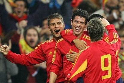 Del Horno (en el centro), autor del gol, es felicitado por Joaquín (izquierda) y Torres, de espaldas.