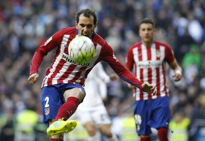 El jugador del Atlético de Madrid intenta para el balón.