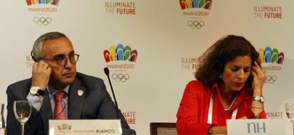 Alejandro Blanco y Ana Botella, con los cascos de traducción.