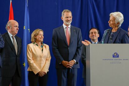 Desde la izquierda, Luis de Guindos, vicepresidente del BCE; Nadia Calviño, ministra de Asuntos Económicos; el Rey Felipe VI; José Manuel Albares, ministro de Exteriores, y Christine Lagarde, presidenta del Banco Central Europeo, el miércoles en Fráncfort (Alemania).