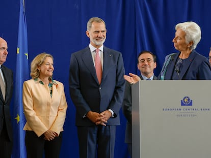 Desde la izquierda, Luis de Guindos, vicepresidente del BCE; Nadia Calviño, ministra de Asuntos Económicos; el Rey Felipe VI; José Manuel Albares, ministro de Exteriores, y Christine Lagarde, presidenta del Banco Central Europeo, el miércoles en Fráncfort (Alemania).