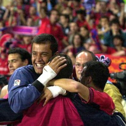 Varios osasunistas celebran en 2001 la salvación de su equipo al ganar a la Real Sociedad en Anoeta.