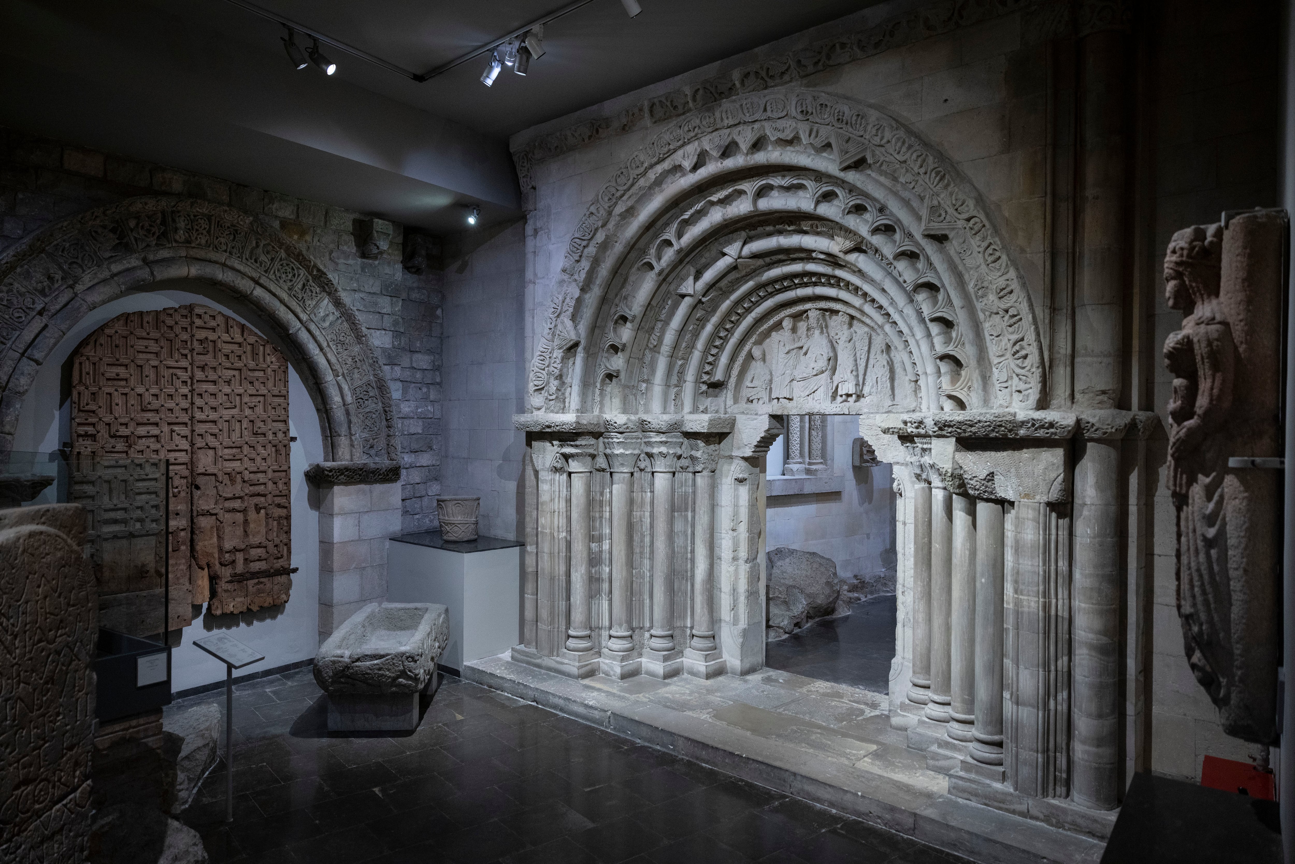 La portalada románica de la iglesia de Anzano (Huesca), datada en la segunda mitad del siglo XIII, expuesta en el Museu Frederic Marès de Barcelona.