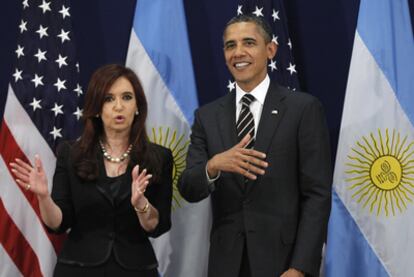 Cristina Fernández y Barack Obama, ayer en la cumbre del G-20 en Cannes.