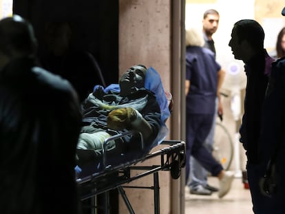 Los equipos sanitarios atienden a un ciudadano de etnia armenia herido en la explosión de una estación de servicio de Stepanakert, en Nagorno Karabaj (Azerbaiyán), el 26 de septiembre.