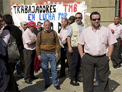Conductores de autobuses en las puertas de las cocheras de Llutxana.
