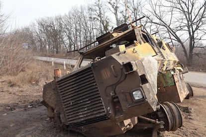 Un vehículo blindado de infantería ucranio destruido en la carretera que conecta Sumi con Kursk, en Rusia, el 11 de marzo.