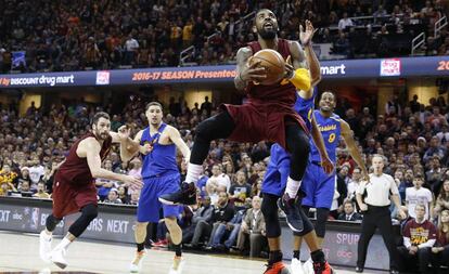 Kyrie Irving lanza a canasta.