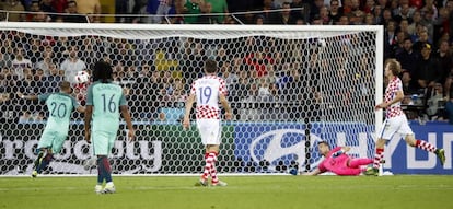 Quaresma marca o gol de Portugal.