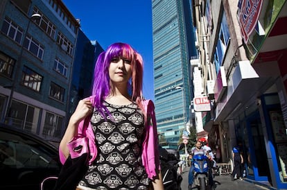 Una joven estudiante de diseño gráfico en el barrio de Levent.