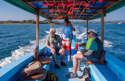 Ecoturistas en paseo en barco cerca de la península de Osa.