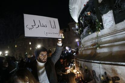 Um homem exibe um cartaz com as palavras em árabe 'Eu sou Charlie' durante uma concentração na praça dela República em Paris.