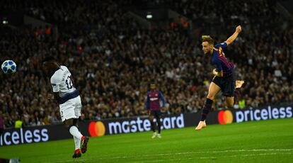 El jugador del Barcelona Ivan Rakitic anota el segundo gol para su equipo.