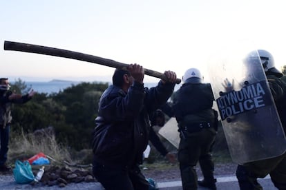 Un residente local se enfrenta con la policía antidisturbios en una barricada en el pueblo de Karava, cerca del área donde el Gobierno planea construir un nuevo centro de detención de migrantes, en la isla de Lesbos (Grecia).