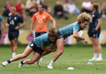 La jugadora inglesa Ellie Kildunne, recibe un tackled de su compañera Abby Dow en una sesión de preparación para el Mundial femenino, que empieza este viernes. 