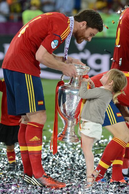 Xabi Alonso, además de ser una de nuestras estrellas futbolísticas más elegantes, es todo un padrazo. Sus hijos, Jon de cinco y Anne de tres años, esperan la llegada de un hermanito. Uno más que celebrará junto a su padre sus victorias en el terreno deportivo.