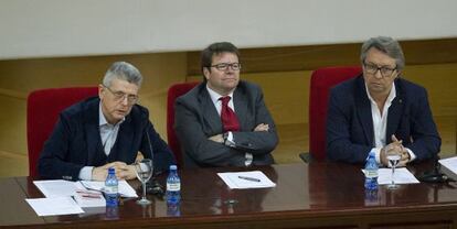 José Luis Diez, catedrático de Derecho Penal, el decano de la Facultad de Derecho, Juan José Hinojosa, y el fiscal Francisco Montijano, en la mesa redonda celebrada en la Facultad de Derecho de Málaga.