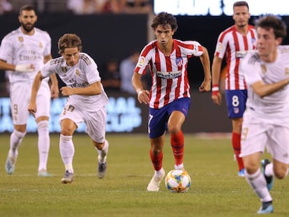 Joao Félix se lleva la pelota frente a rivales madridistas en el encuentro disputado en julio de 2019.