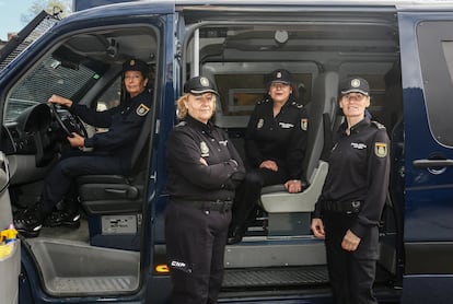 Lola Benavent, Lidia Cabrera, Margarita Crespo y Esther Contento, las primeras agentes en ingresar en los antidisturbios.