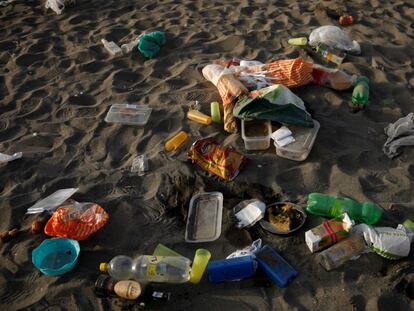 Basura, plásticos y botellas en la playa de la Malagueta de Málaga.