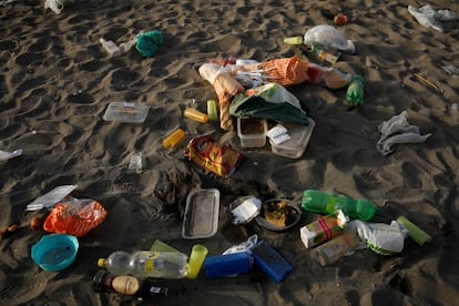 Basura, plásticos y botellas en la playa de la Malagueta de Málaga.