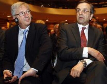 El primer ministro de Luxemburgo, Jean-Claude Juncker (i), y el primer ministro griego, Antonis Samaras.