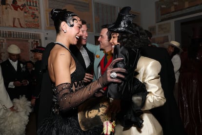 La artista Dua Lipa y su pareja desde finales de 2024, el actor Callum Turner, charlan animados con el actor Andrew Scott y la intérprete Tessa Thompson dentro del Museo Metropolitano de Nueva York.