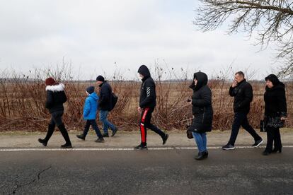 Las personas empiezan a evacuar Ucrania a través de la frontera con Hungría, tras el avance de la fuerza militar rusa. Varios países de la Unión Europea han iniciado ya la preparación de planes específicos para hacer frente a la eventual llegada de un gran número de refugiados huyendo de la crisis en Ucrania tras la agresión de Rusia, según ha indicado este jueves la comisaria de Interior, Ylva Johanson.