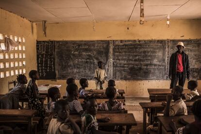 Un alumno repite la lección en una clase de la escuela de Bodouakro.