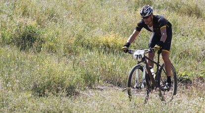 Armstrong, durante la prueba de bicicleta de montaña.